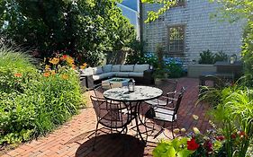 Seven Sea Street Inn